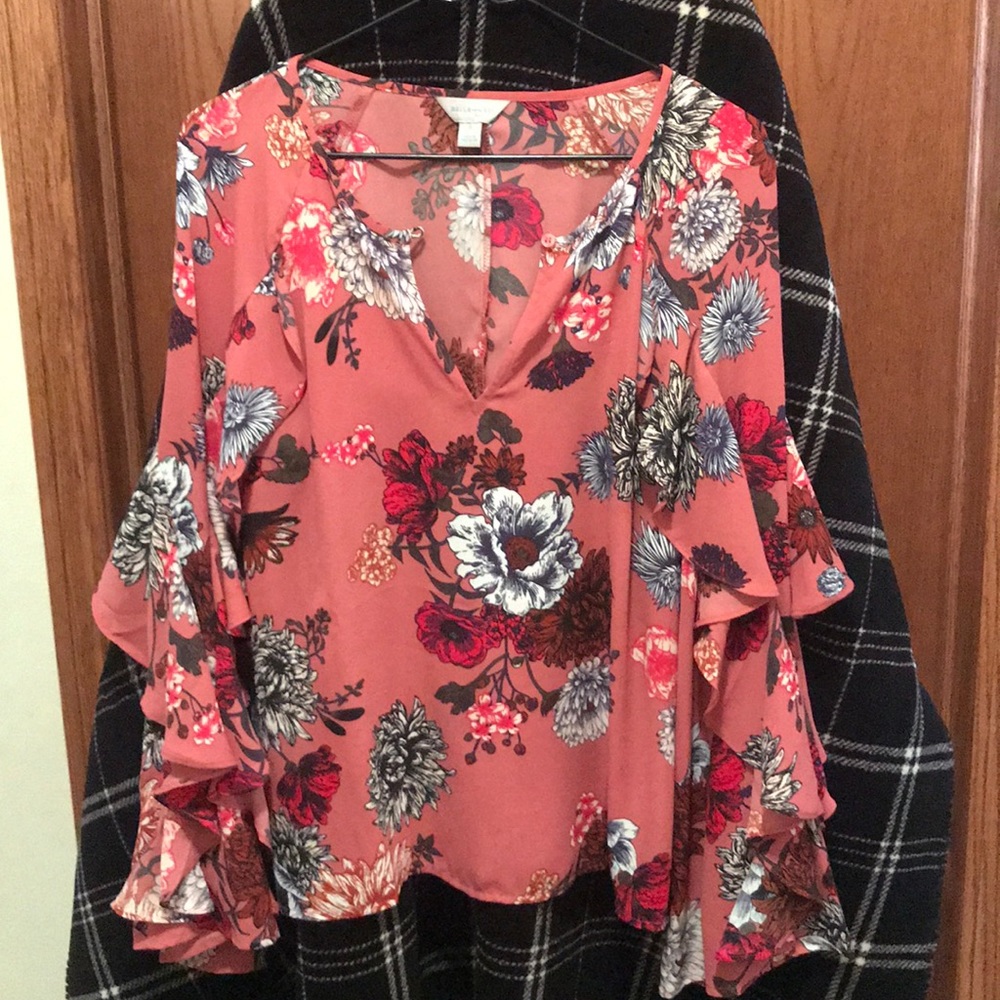 Small bell sleeved blouse